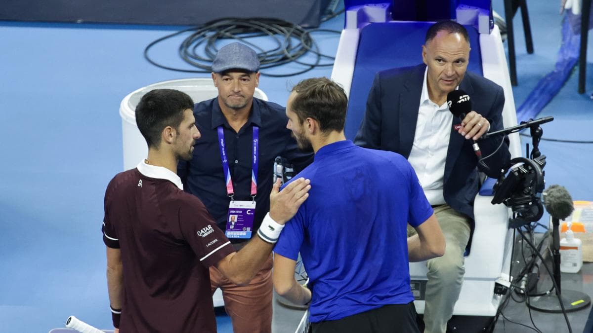 Medvedev es descalificado en Pekín por impactar a un espectador y Djokovic avanza a la final