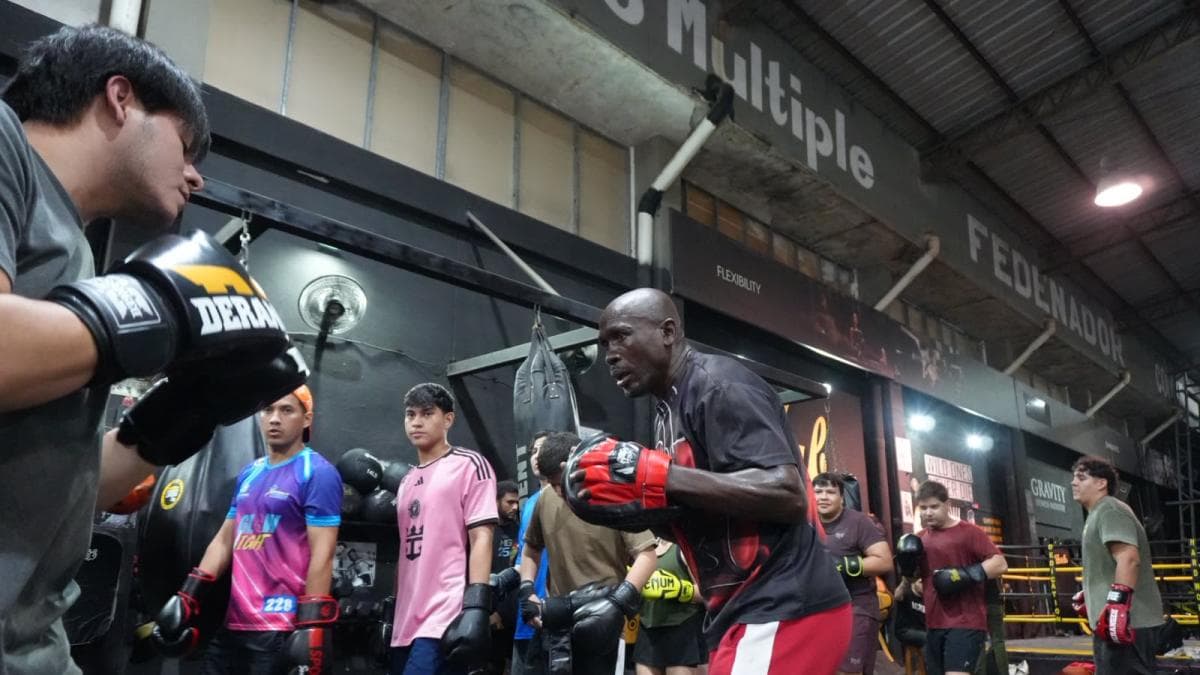 Segundo Mercado regresa al gimnasio en Guayaquil para enseñar boxeo como maestro